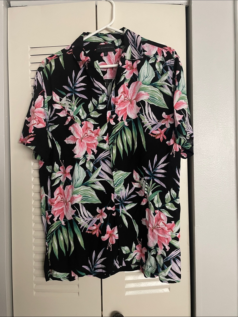 Men’s lightweight tropical button down shirt size medium